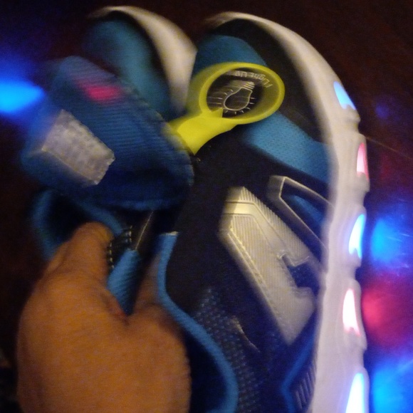 LIGHT-UP SNEAKERS NEW - Picture 10 of 10